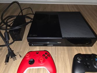 Xbox One + 4 Controllers Bundle – Works Great