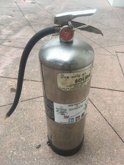 Rechargable water pressurized fire extinguisher