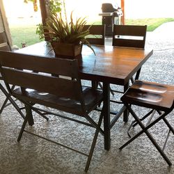 Dining Table In Excellent Condition
