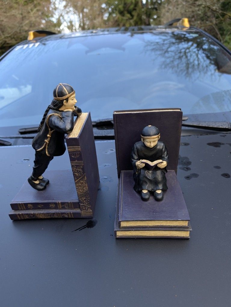 Porcelain bookends young Asian students
$15
