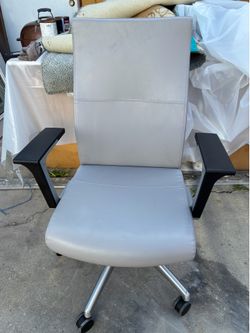 BEAUTIFUL DESK CHAIR IN GOOD CONDITION
