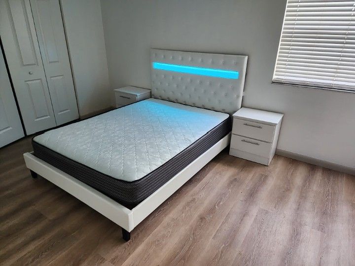 Brand New led bed frame with 2 nightstands(full queen) /// Cama led nueva a estrenar con 2 mesitas de noche