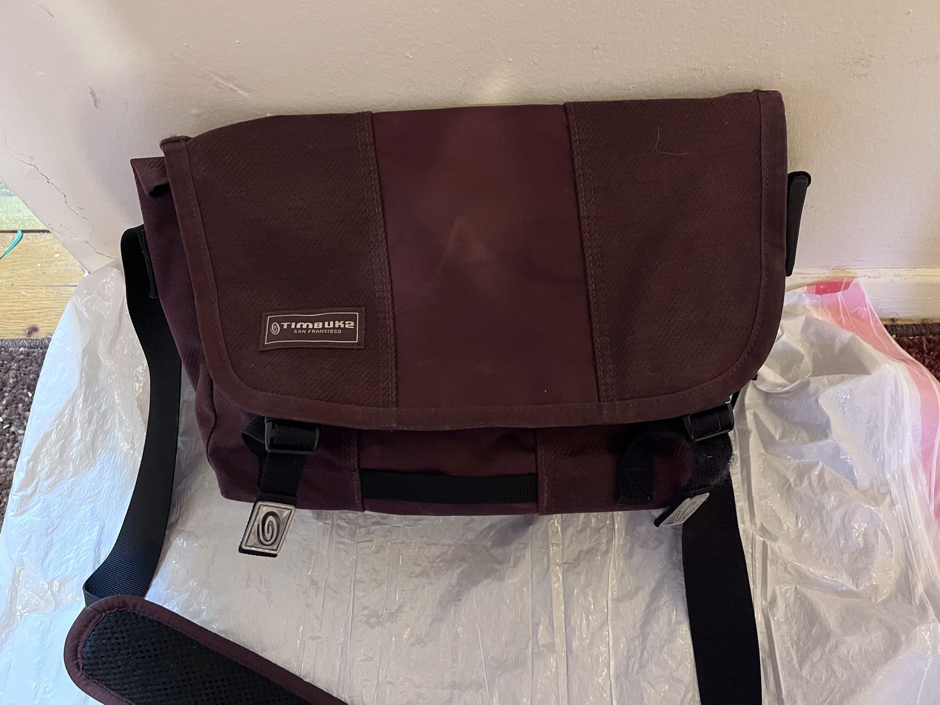 Timbuk 2 small messenger bag … burgundy color