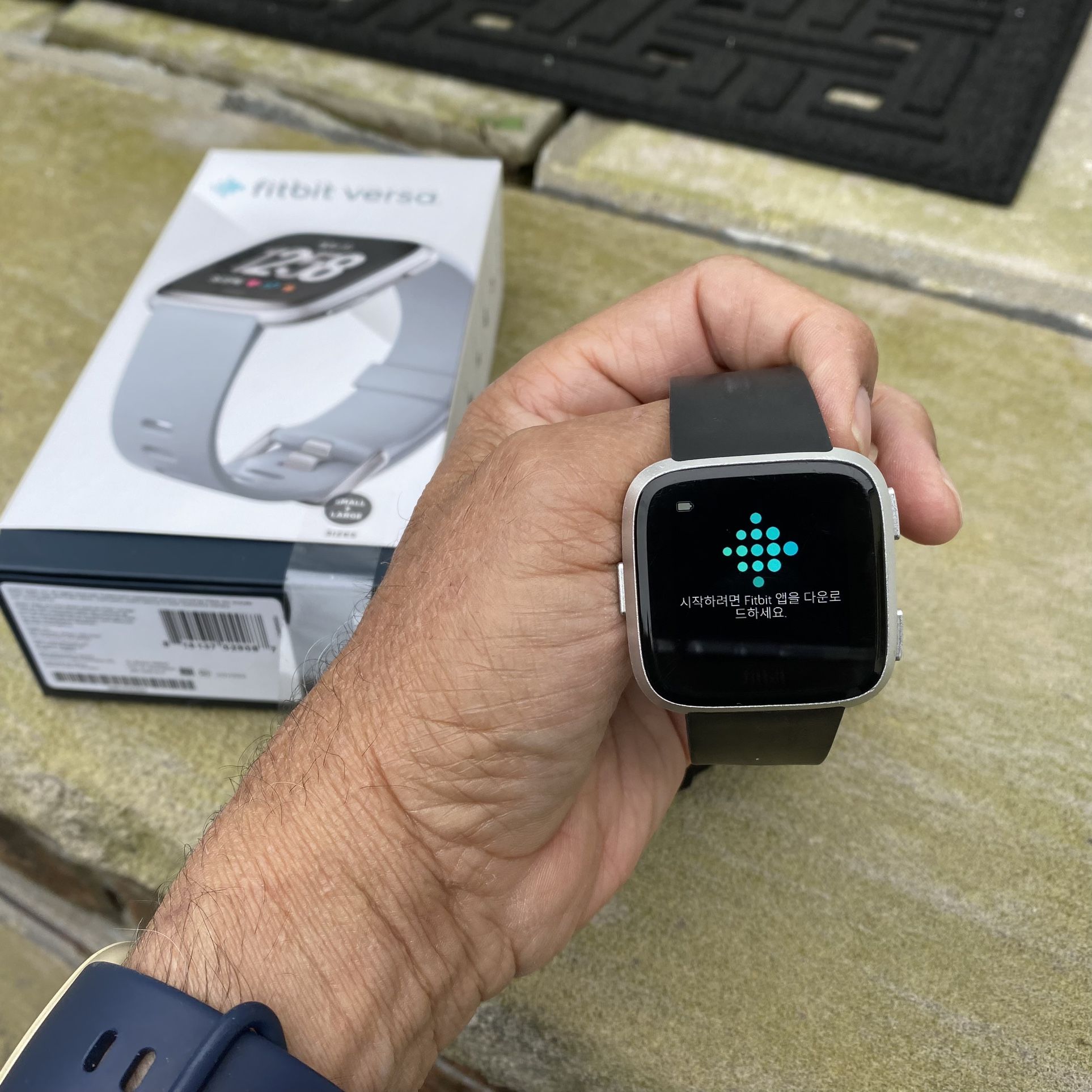 Fitbit Versa Smartwatch Black/Black Aluminum Small Size Black Band