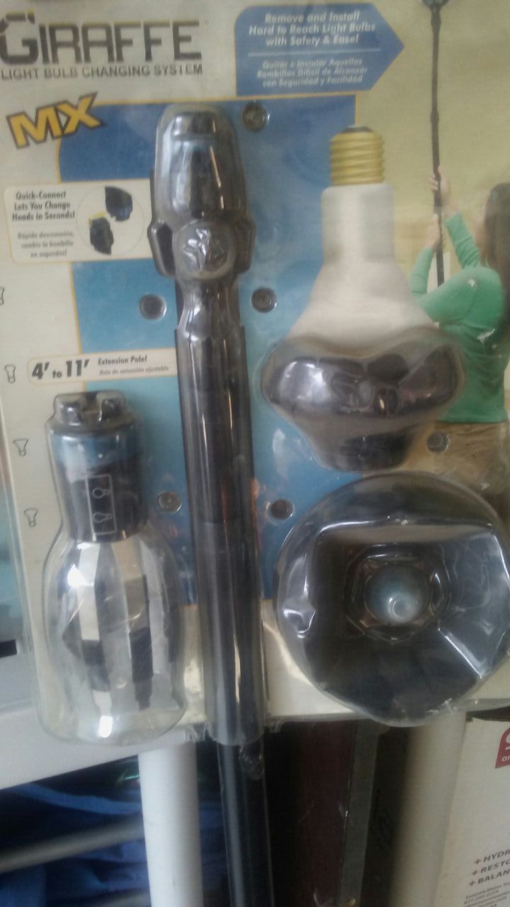 Giraffe light bulb changing system