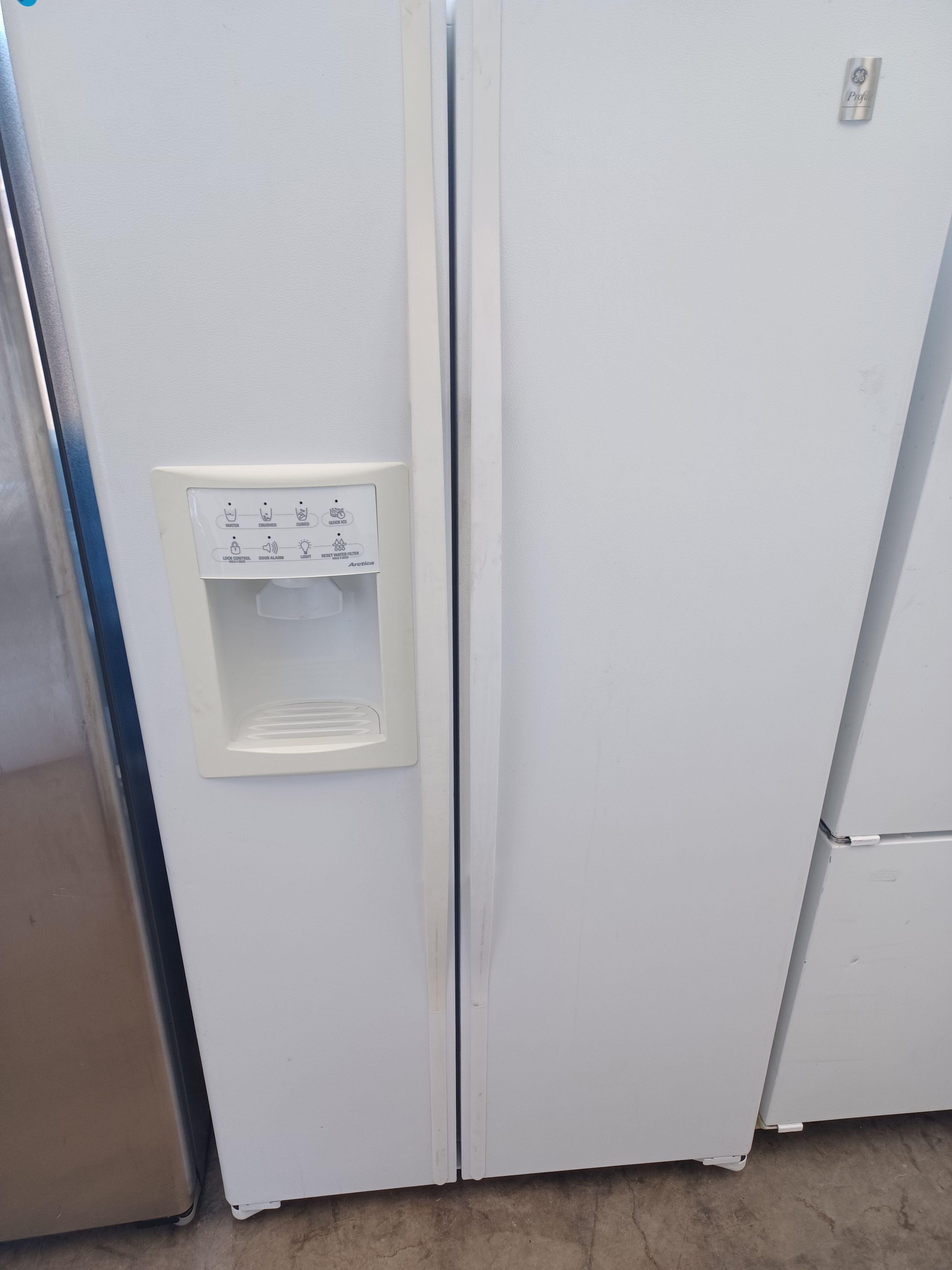 GE WHITE SIDE BY SIDE REFRIGERATOR