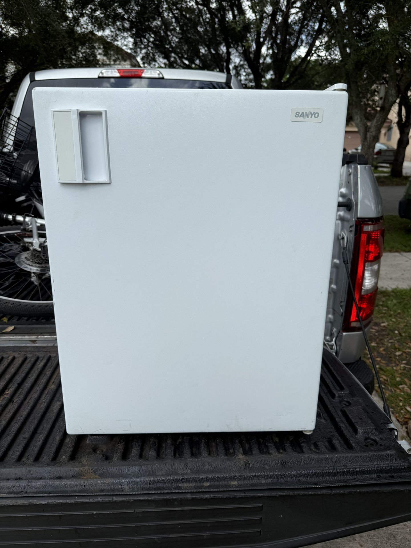 Sanyo mini fridge 