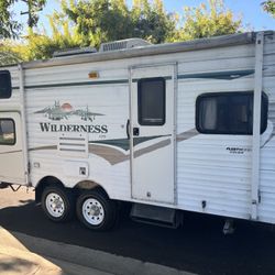 2004 Heartland Wilderness 21 Ft