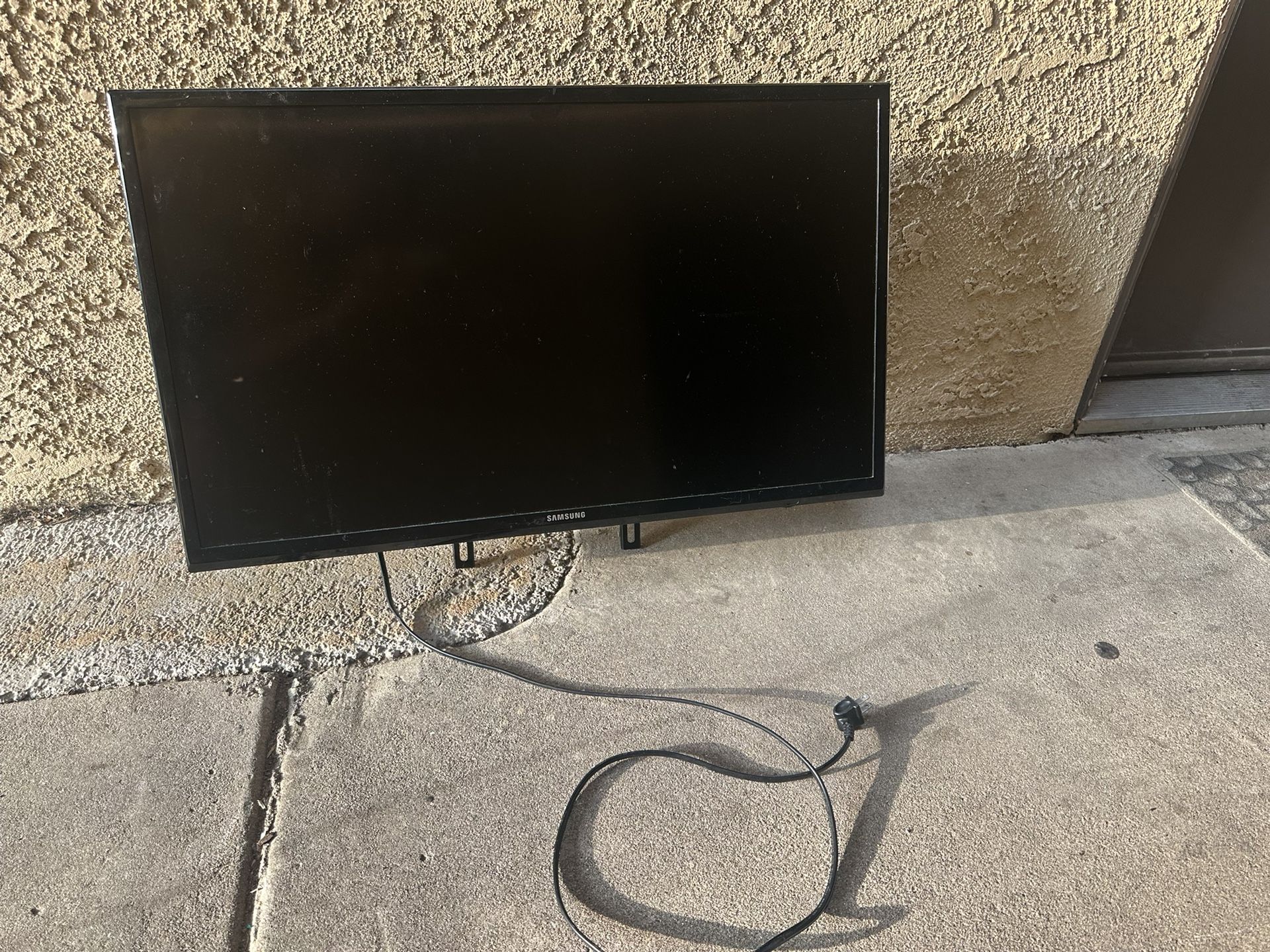 Samsung 32”TV—Reliable & Fully functional