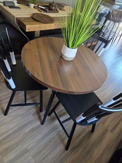 Round dinning table with chairs, new