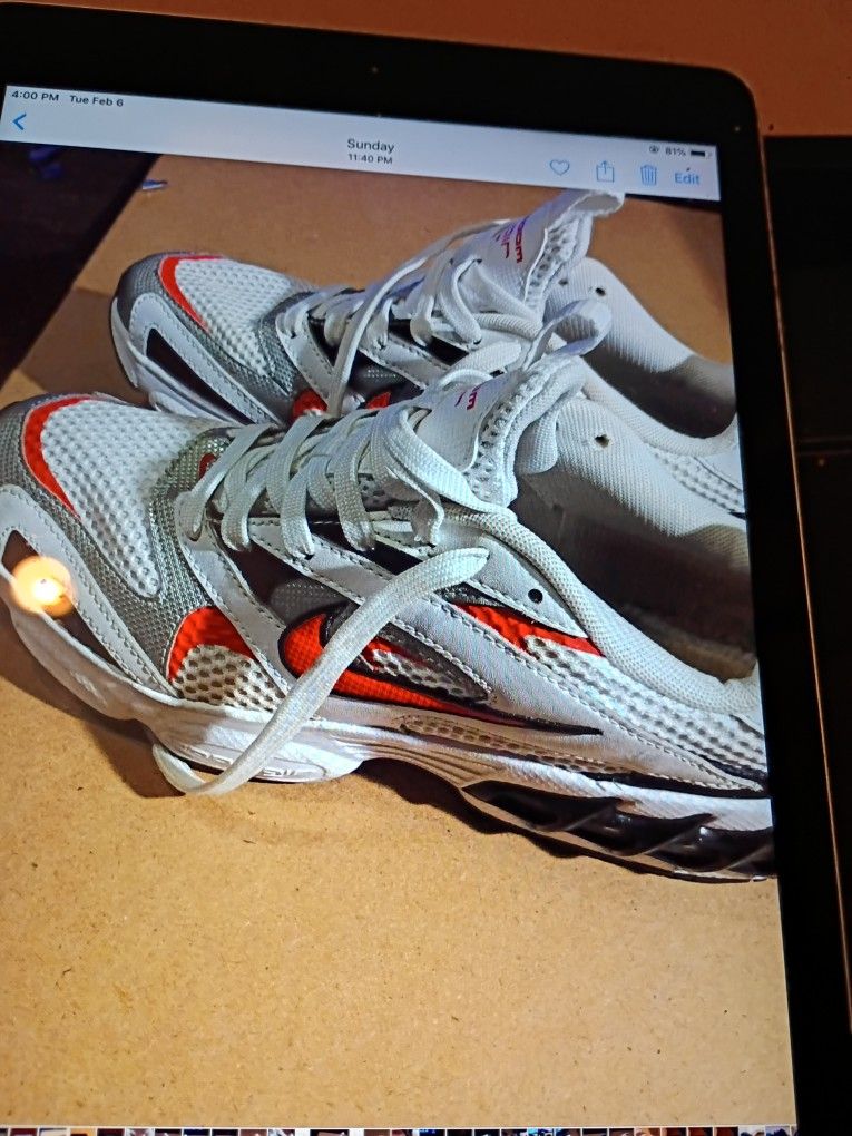 NIKE ZOOM AIR FIRE WOMEN'S SHOES WHITE-TEAM ORANGE-BLACK CW3876-105. SIZE 7.5