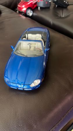 Jaguar XK8 scale model 1/18