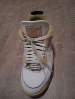 Jordan 4 retro buble bee idk the name but it size 8 us in women's