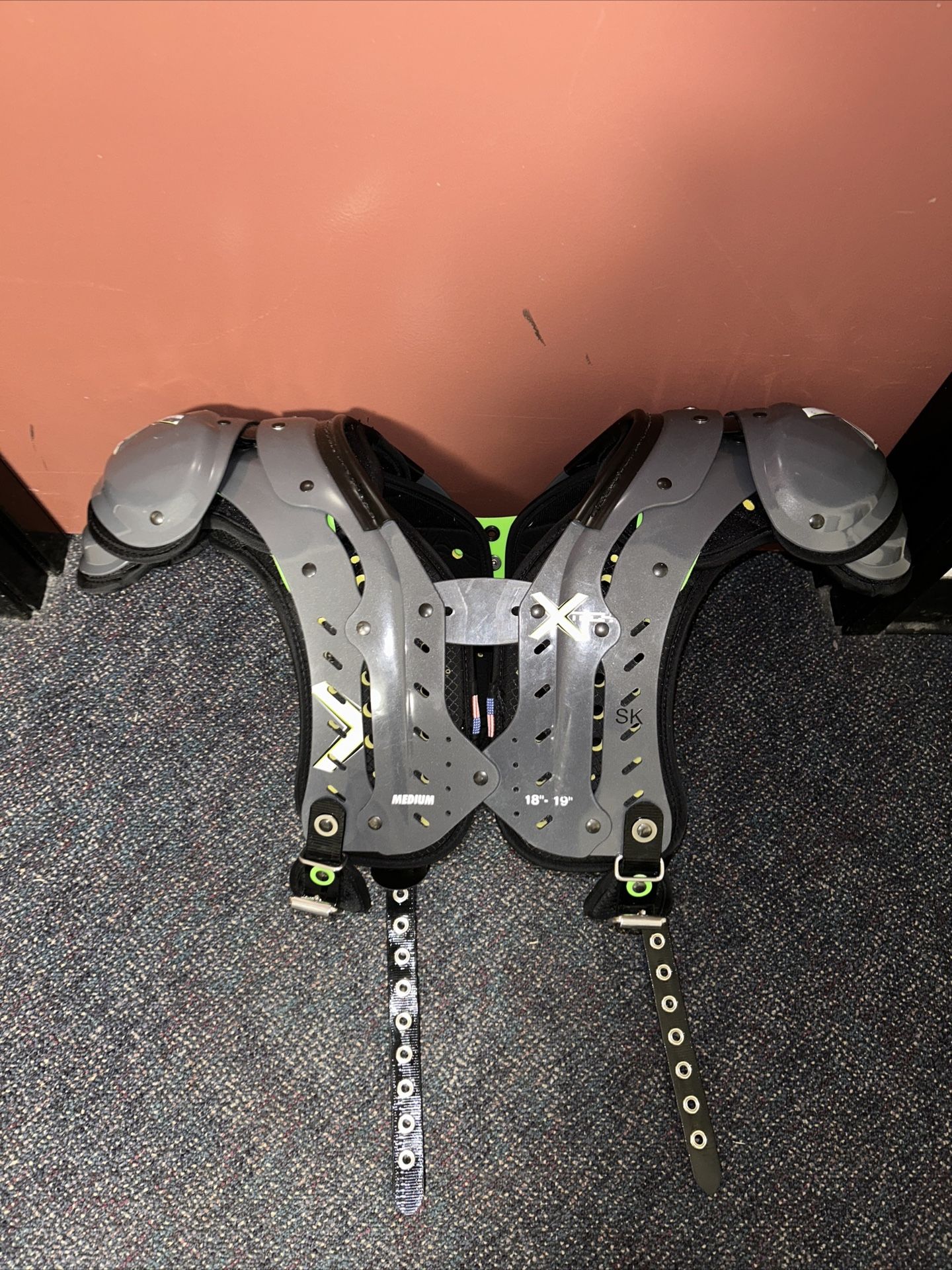 X-tech X2 football shoulder pads Size Medium 18"-19" Skill