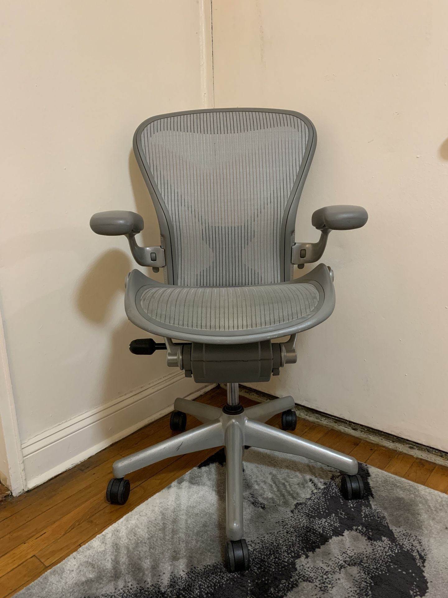 1 Herman Miller Aeron design office chair $300