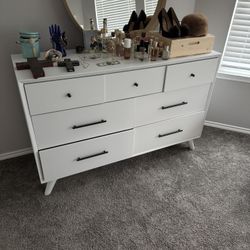 Dresser set