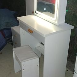 Girl's Vanity With Lighted Mirror