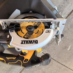 DEWALT 20V MAX*XR   6-1/2 in. Brushless Cordless Circular Saw, Tool Only (DCS565