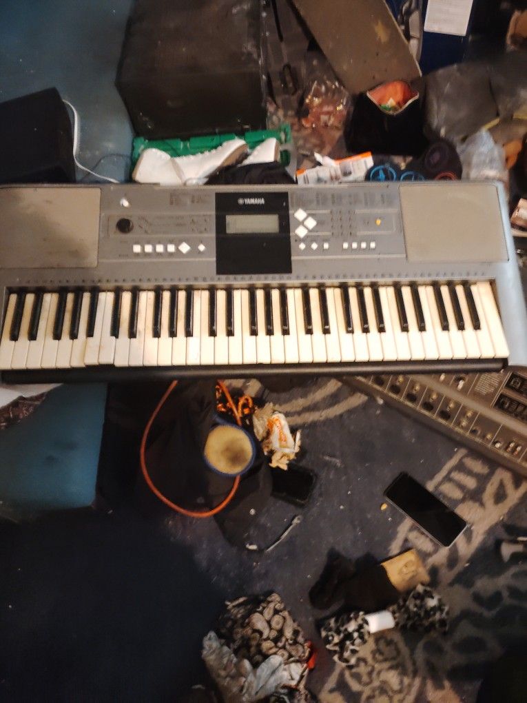 Yamaha Electric Keyboard YPT330.
