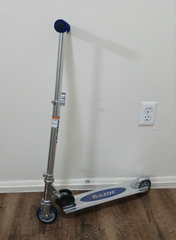 Authentic Razor Scooter (Ride 4 Fun)