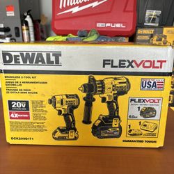 DEWALT XR BRUSHLESS 2-TOOLCOMBO KIT DRILL ( 2 Batteries,Charger + Bag )