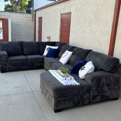 Ashley’s Balisnoe Sectional Couch! (FREE DELIVERY 🚚)