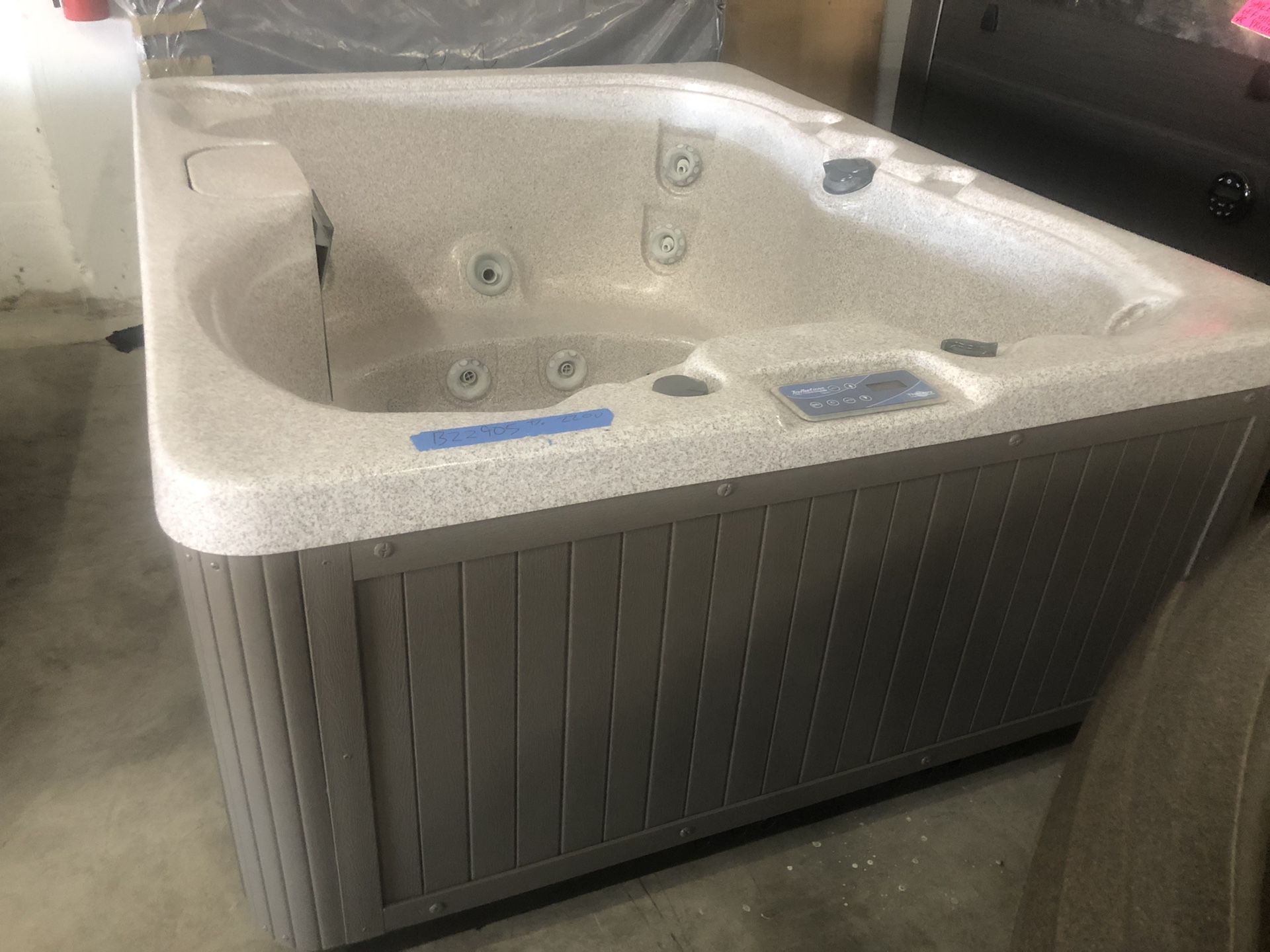 5 person hot tub spa jacuzzi VITA SPA LOOKS BRAND NEW