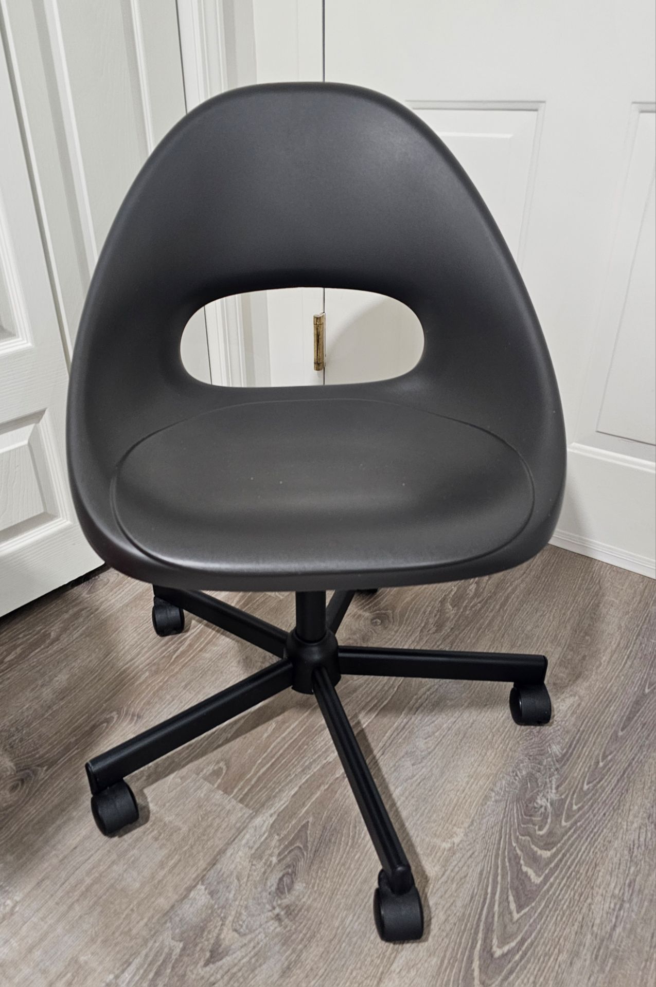 Like new, barely used swivel bowel shaped seat chair with adjustable height.