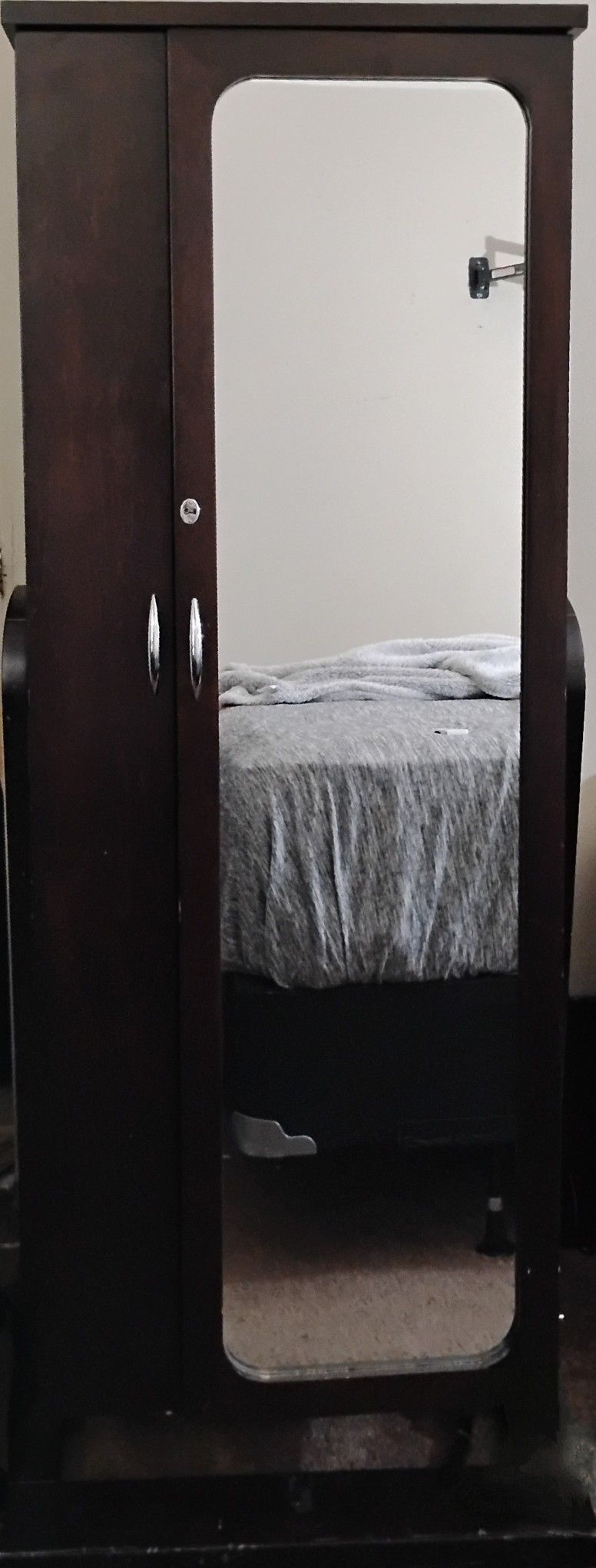 5 Ft Mirrored Jewelry Box For Sale 
