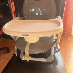 Chicco Pocket Snack Portable Booster Seat for Babies and Toddlers with 3 Height Adjustments