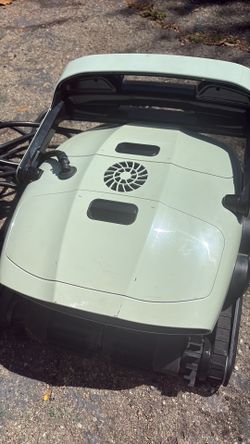 Nautilus dolphin pool cleaner