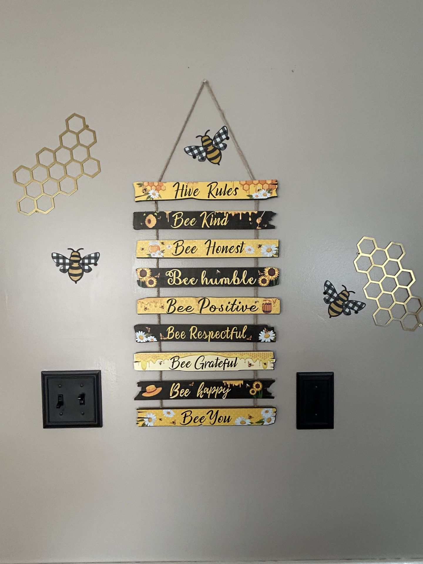 Bee decor-all pieces shown included