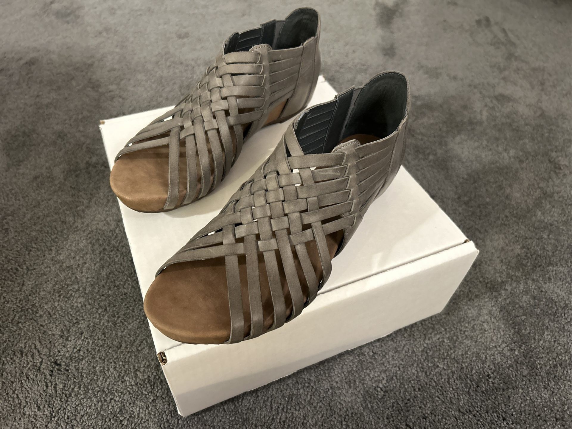 CHOCOLAT BLU VIVA SANDALS GREY SIZE 8.5 LEATHER, Low Wedge