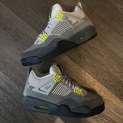 Jordan 4 SE NEON size 8