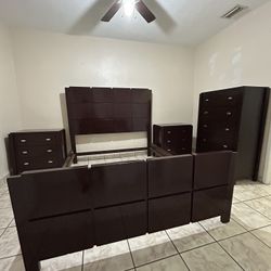 Queen Bedroom Set – Bed Frame, 2 Nightstands & Dresser