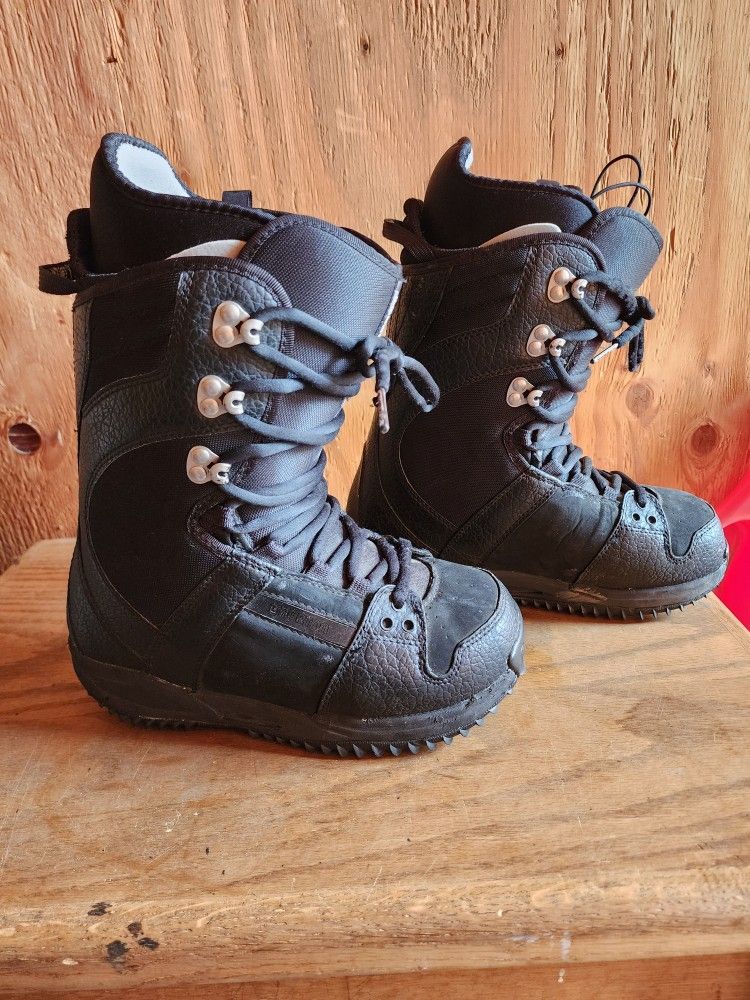 Mens Size 7 Snowboard Boats