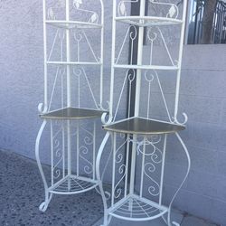 Metal córner shelves