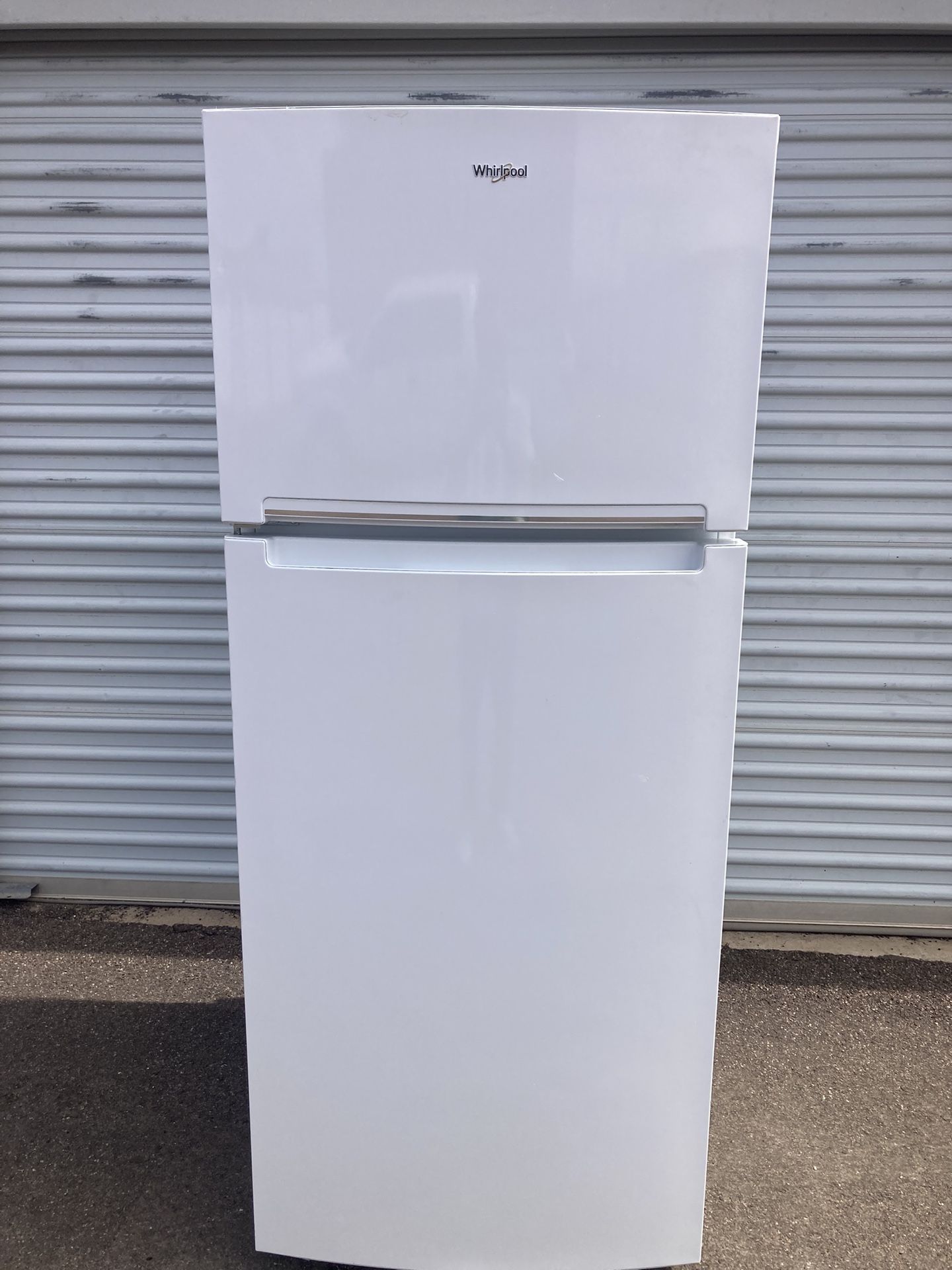 Whirlpool top-bottom white refrigerator in good condition, clean and pleasant, one month warranty, delivery available, W30-D30-H69, free installation