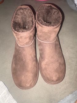 Ugg size 6 chocolate minis