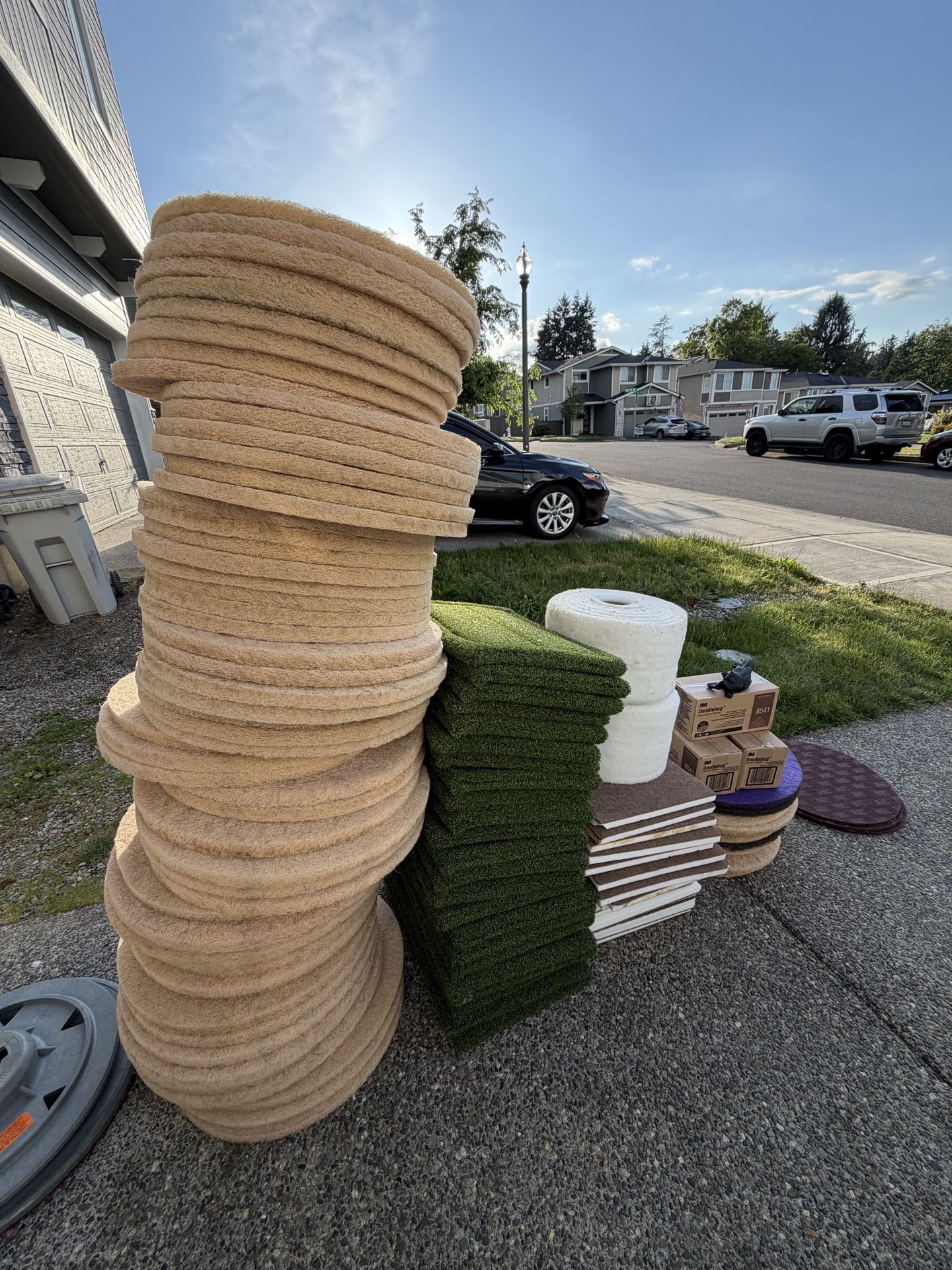 COMMERCIAL FLOOR CLEANING PADS & SUPPLIES – LARGE LOT