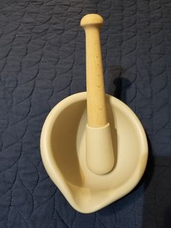 Porcelain mortar and pestel.