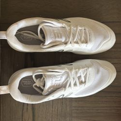 New Balance Women's Fresh Foam Velo V3 Molded Softball Cleats