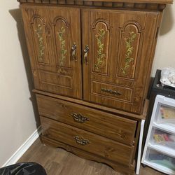 Furniture / Armoire 