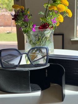 PRADA SUN GLASSES