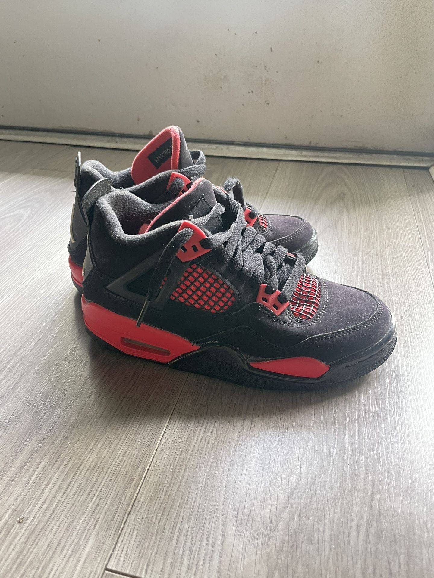 Jordan 4 Retro Red Thunder size 4Y
