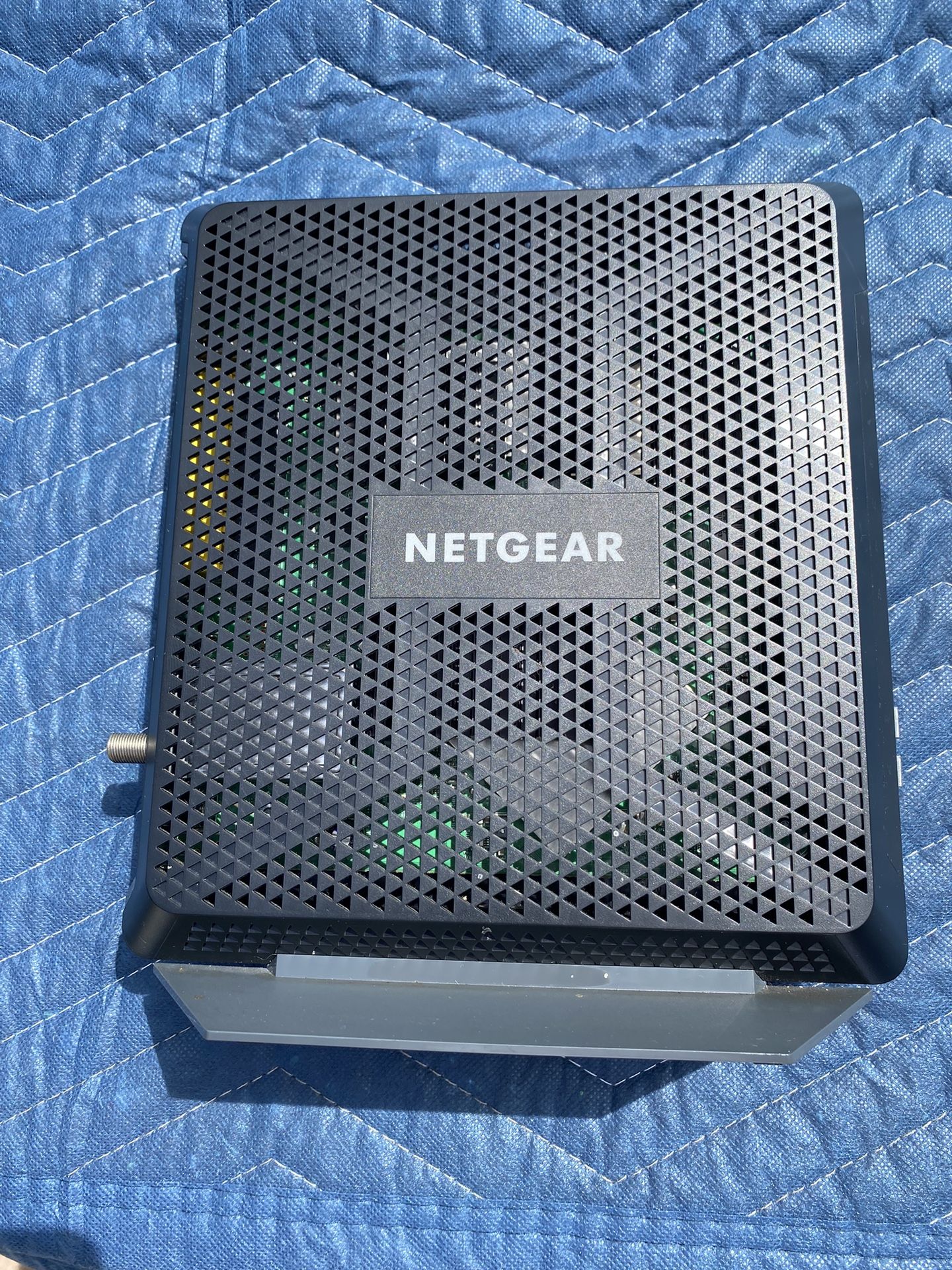 NETGEAR Nighthawk AC1900 C7000V2 WiFi Cable Modem Router