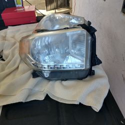 2016 Tundra SR5 Headlamps With Bulbs