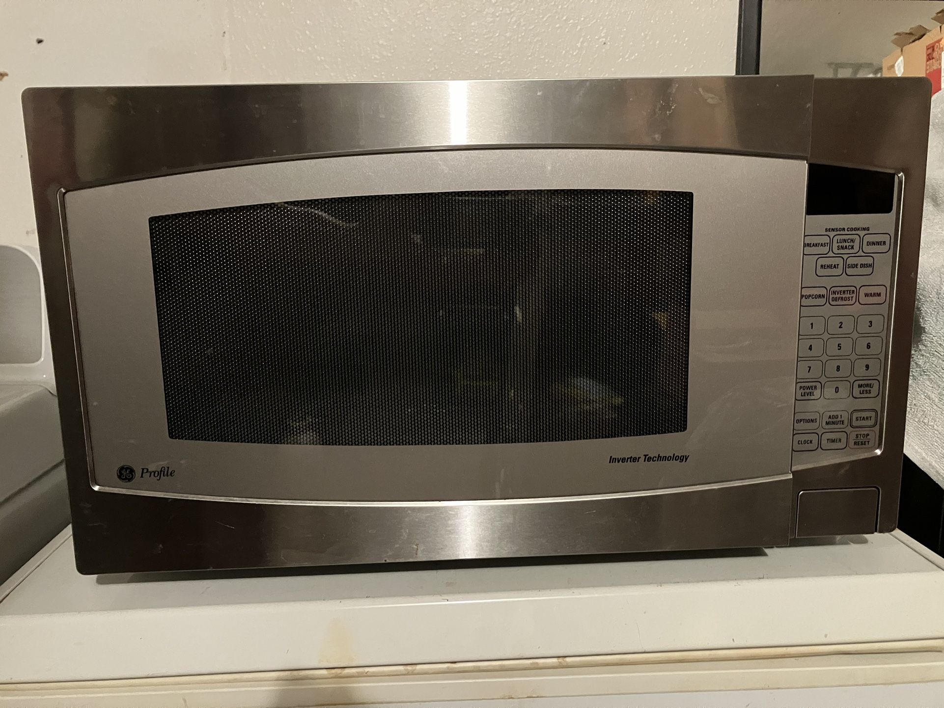 Microwave For Sale. Door Just Needs Fixed Or Can Be Used For Parts.