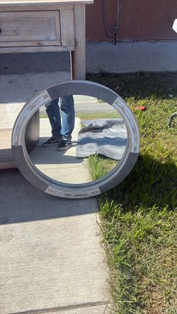 Entry table with mirror