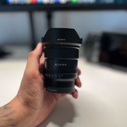 SONY Alpha - G 20mm 1.8 LENs 